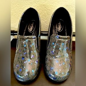 Easy works slip resistant size 7.5 healthcare nurse shoes